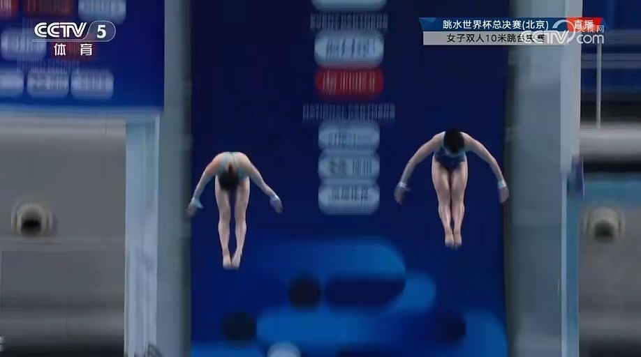跳水选手完美发挥,夺得最佳成绩! 跳水选手完美发挥,夺得最佳成绩!