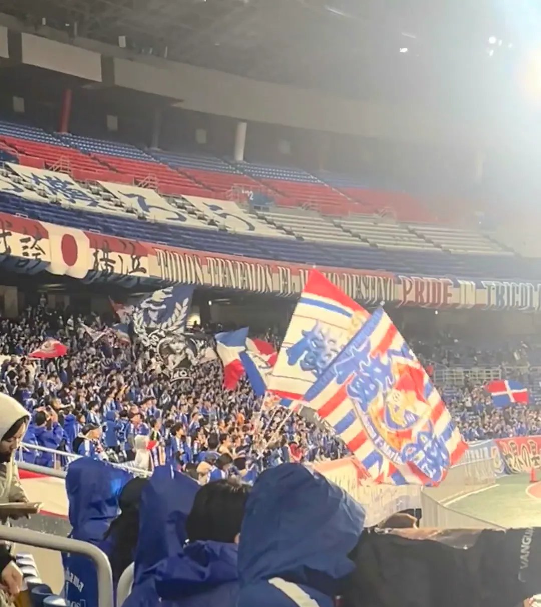 包含上港球迷集结:赛场挥旗呐喊,全力支持球队的词条 包含上港球迷集结:赛场挥旗呐喊,全力支持球队的词条